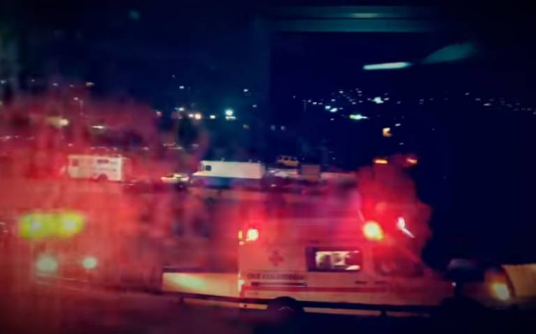 Ambulancias hacen fila afuera del Hospital No. 1 del IMSS en Tijuana