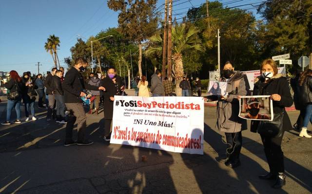 Protestan periodistas en visita de AMLO por asesinatos en el gremio