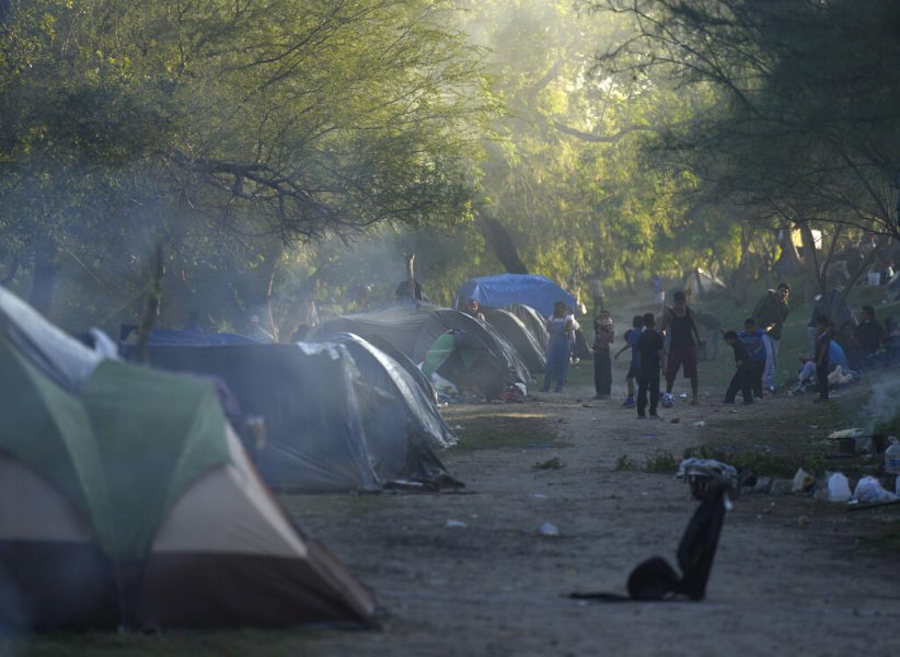 Migrantes esperan entre el frío el fallo sobre del Título 42