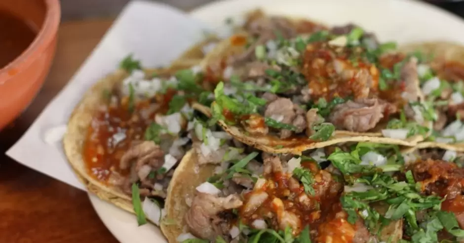 EXHORTA ISSSTECALI A EVITAR EL EXCESO DE COMIDA ALTA EN GRASA DURANTE MES PATRIO