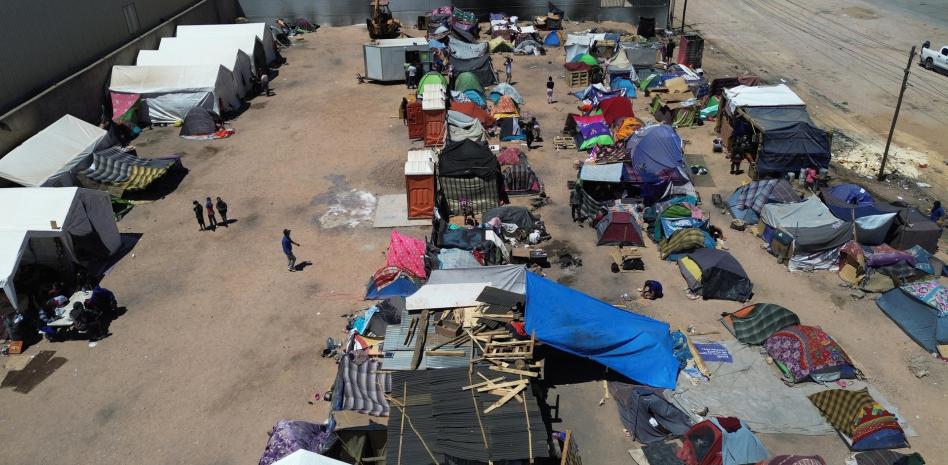 Miles de migrantes arman un campamento en el norte de México tras operativos en los trenes